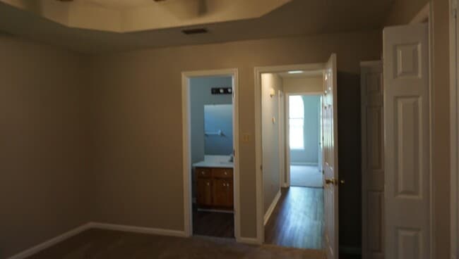 Building Photo - Adorable home conveniently located