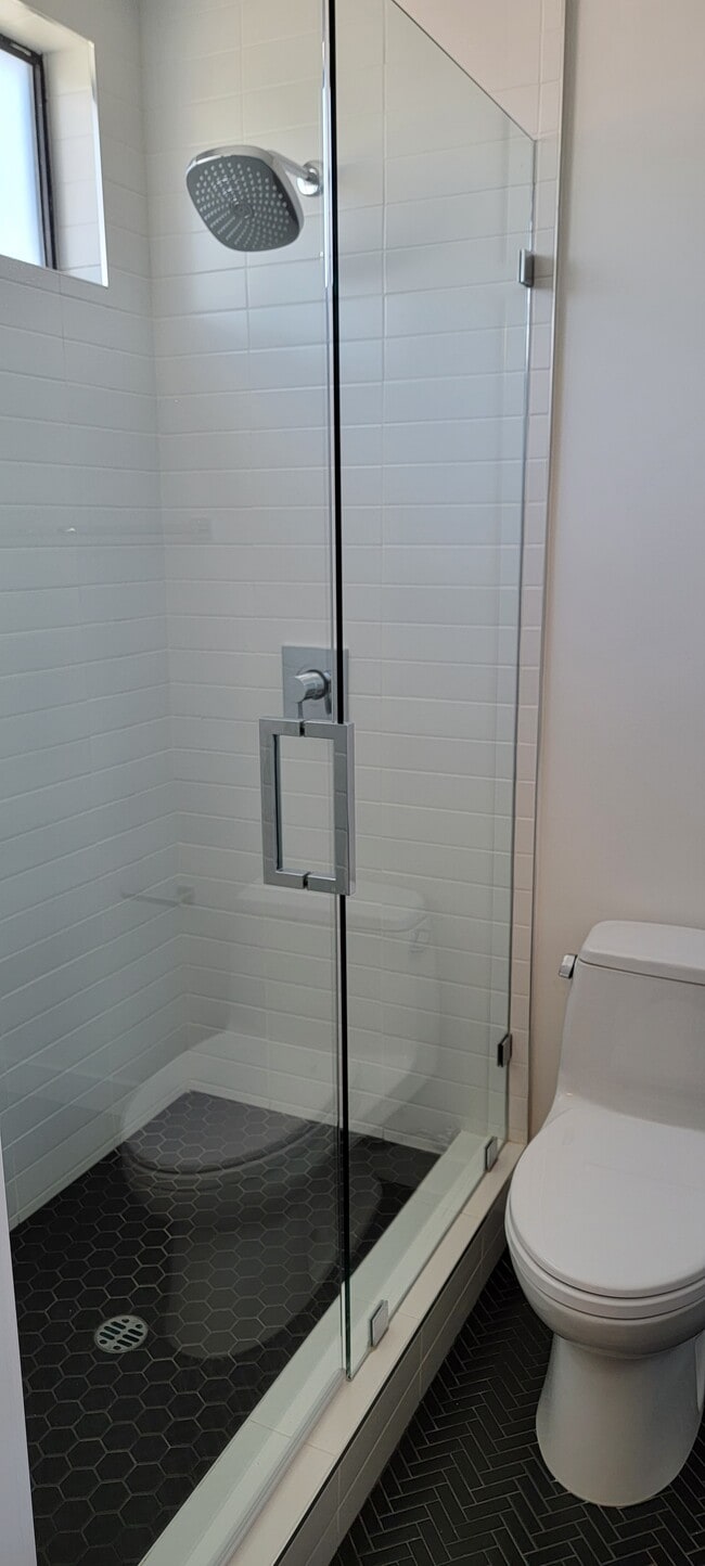 UPSTAIRS BATH - SHOWER - 723 Westmount Dr
