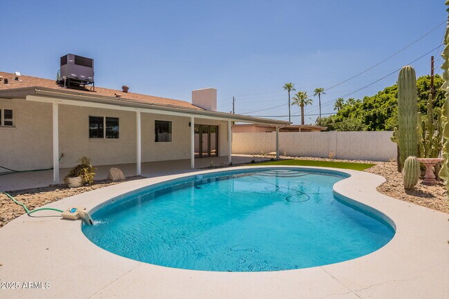 Building Photo - 1530 E Alameda Dr