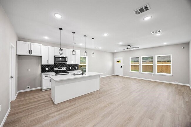 Building Photo - 10214 Hollyglen Dr