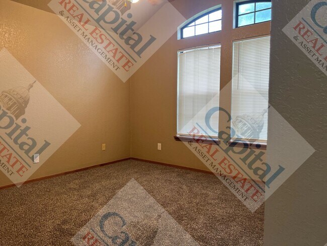 Building Photo - Charming 3 Bedroom
