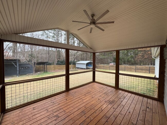 Building Photo - Cozy Home with Upgraded Finishes