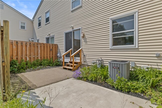 Building Photo - 245 Deerhurst Ln