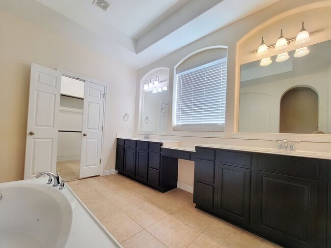 Building Photo - Large 3 Bedroom, 2.5 Bathroom Home – Fully Equipped Kitchen & Washer/Dryer Hookups