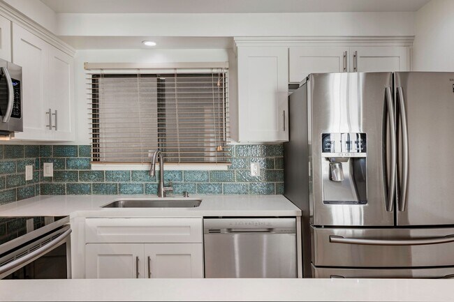 Building Photo - Modern Condo with over 1300 Square Feet wi...