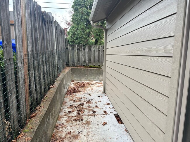 Building Photo - **$250 OFF 1ST MONTHS RENT!!** Remodeled 3 Bedroom SW Portland Home!