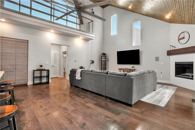 Building Photo - 1572 N Desoto Pl