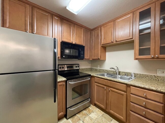 Building Photo - Spacious 1x1 Condo in Alicante Villas avai...