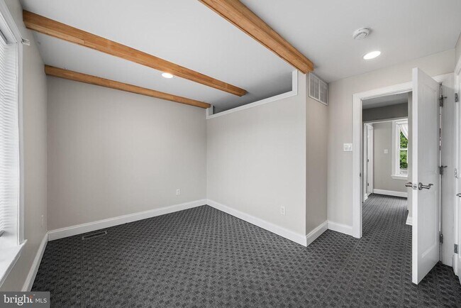 Building Photo - 619 S 42nd St
