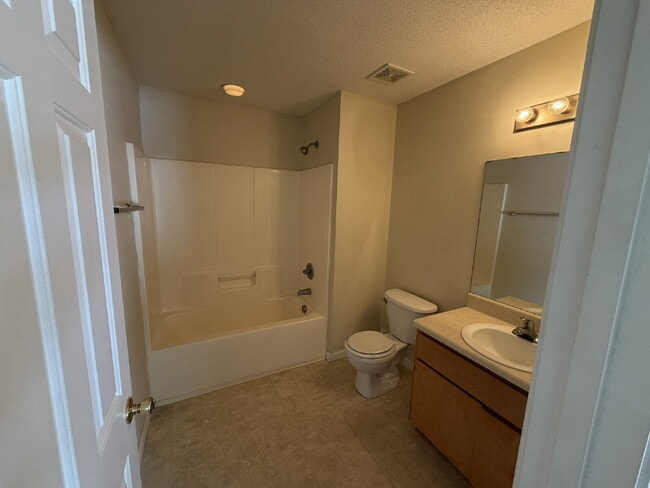Building Photo - Apartment For Rent