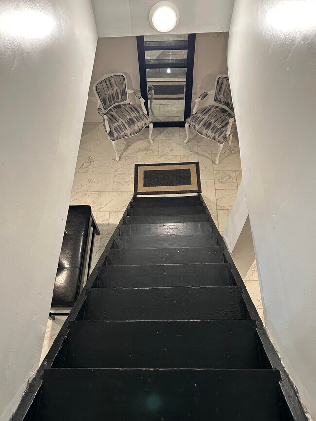 Building Photo - 84 N Vivyen St