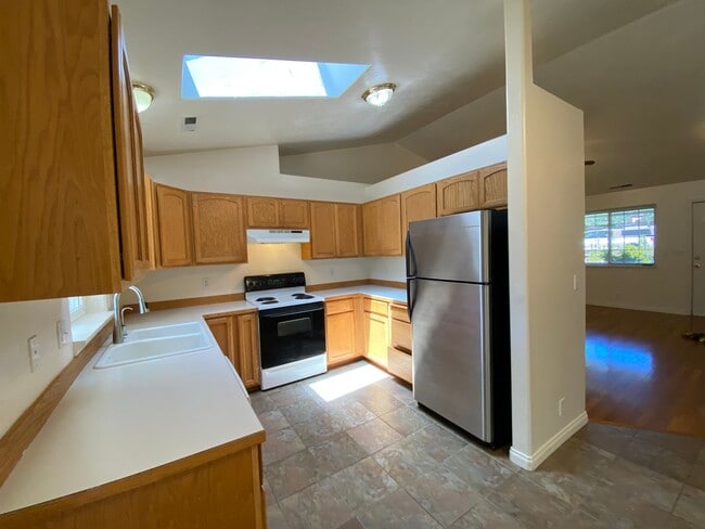 Building Photo - Charming Veneta Home!