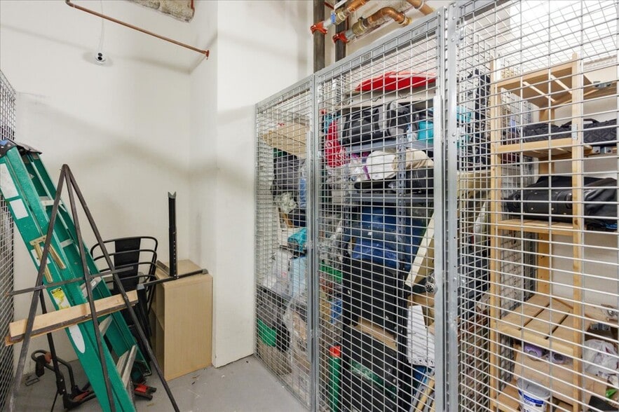 Building Photo - 350 W Ash St