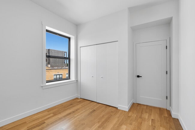 Building Photo - 3025 W Irving Park Rd