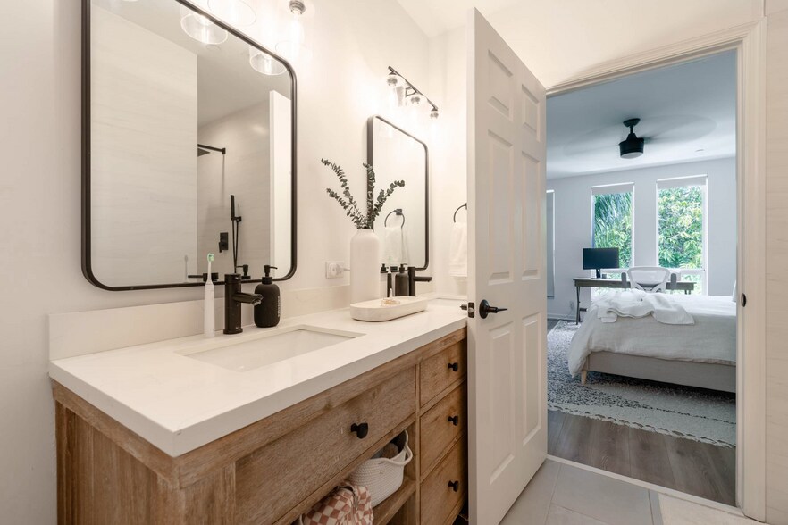 Building Photo - 723 SE 16th Ct