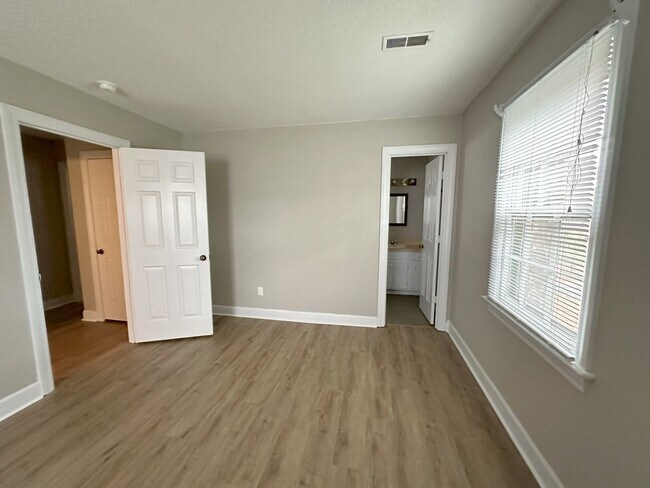 Building Photo - 1497 Foxhall Dr
