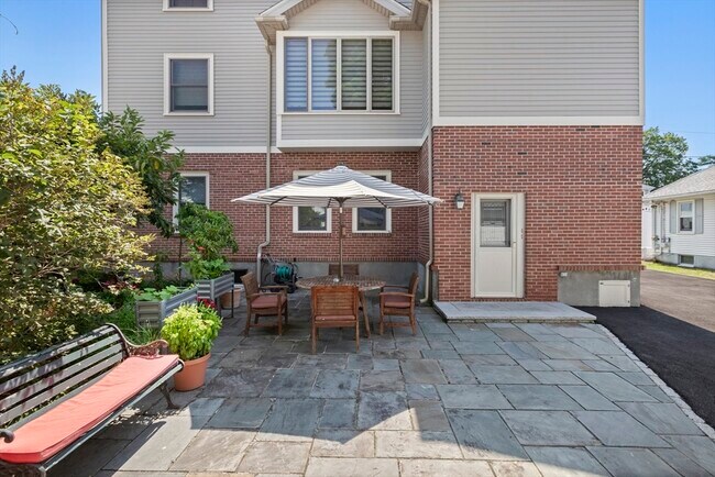 Building Photo - 17 Gilbert St