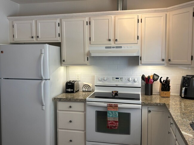 Building Photo - Fantastic Summer Getaway, Short Term Furni...