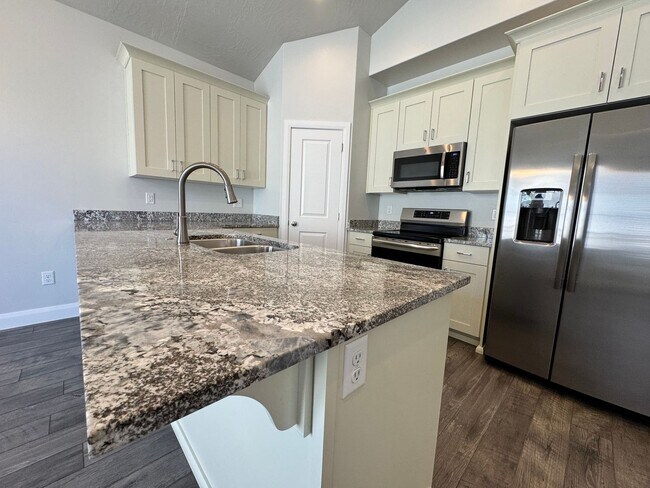 Building Photo - Pet Friendly!! Fresh and Clean!!  Ready to go!