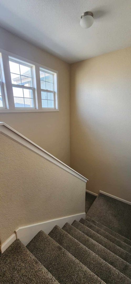 Building Photo - Spacious Town House for Rent