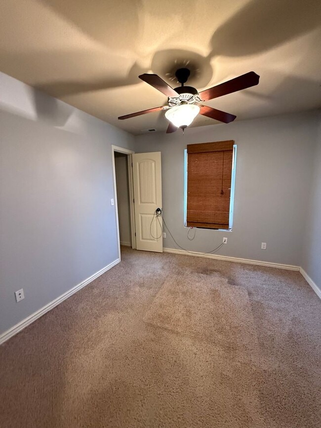 Building Photo - Now Pre-leasing for Mid-April