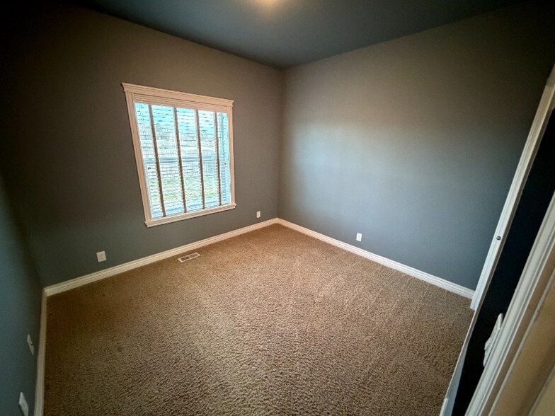 Building Photo - 1820 SW Silverstone Ave