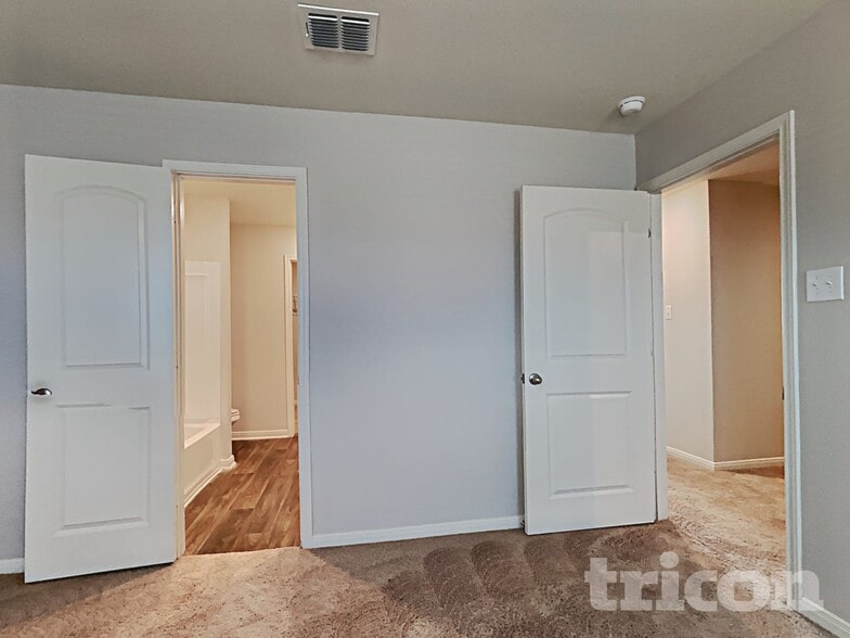 Building Photo - 3119 Gilbert Garden