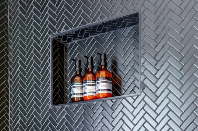 Building Photo - 98 Brickel St