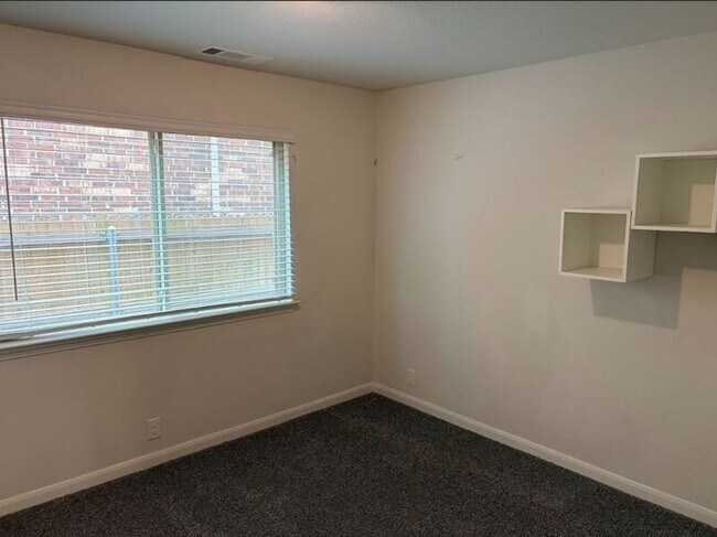 Building Photo - 3811 Thomas Plns Dr