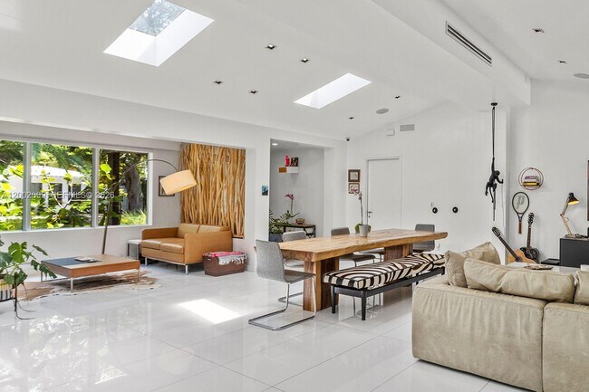 Building Photo - 570 NE 52nd Terrace