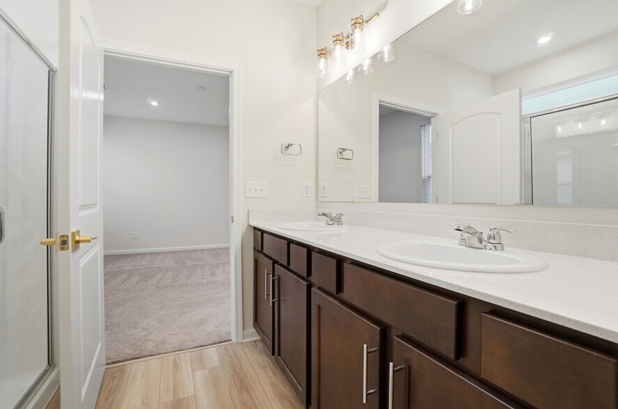 Building Photo - 1242 Fairstone Dr