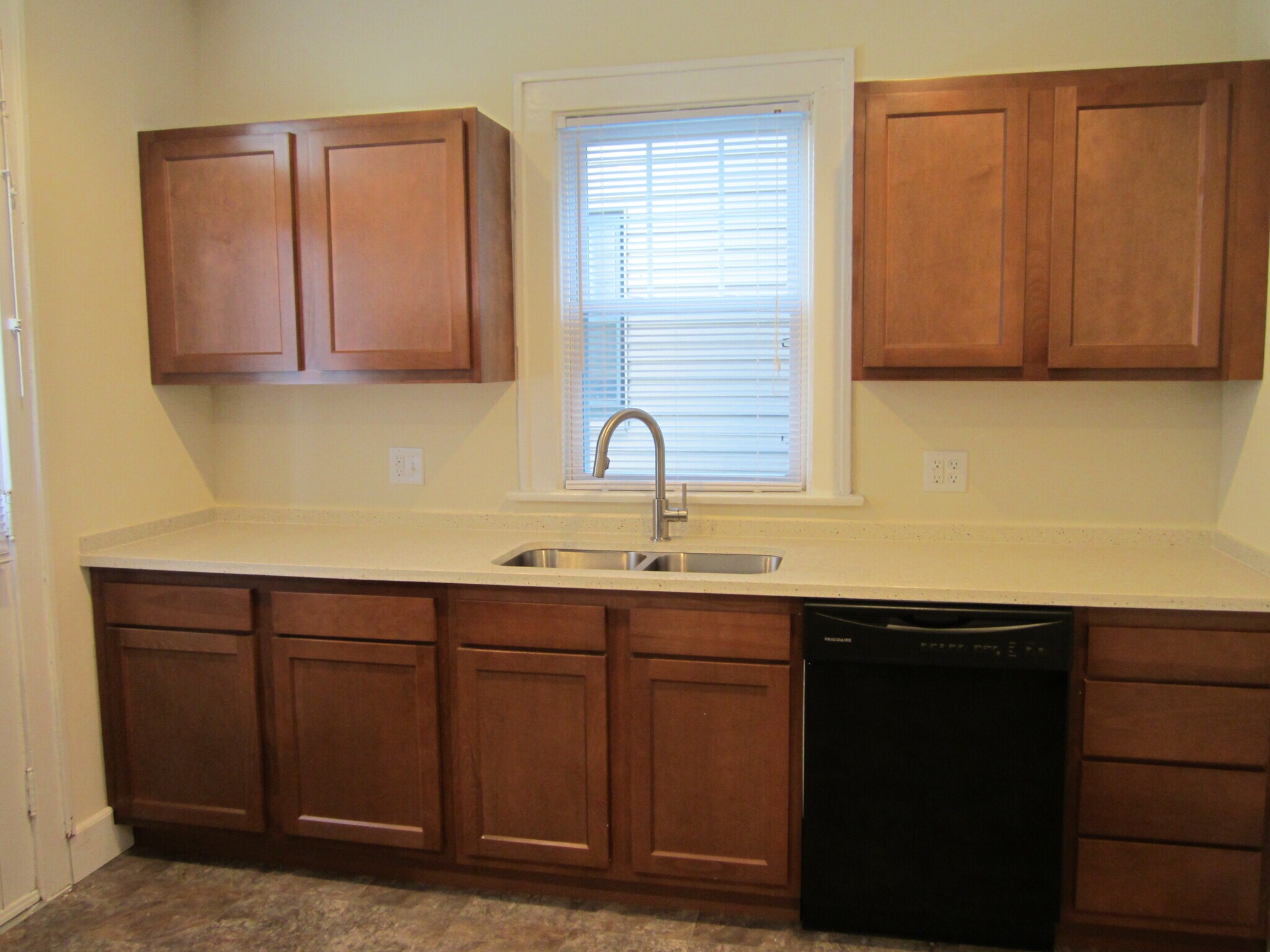 Building Photo - 2444 Deming Ave