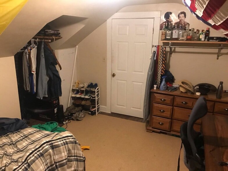 Building Photo - 1242 Old Bristol Rd