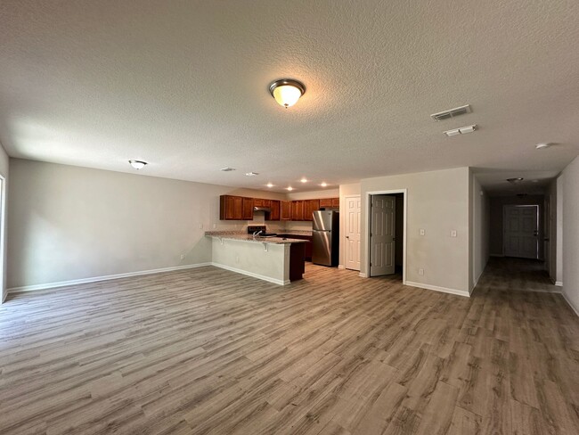 Building Photo - Pritchard Point - Three Bedroom Home
