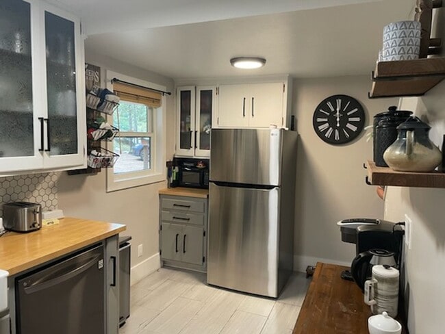 Building Photo - Cozy Cascade Home!