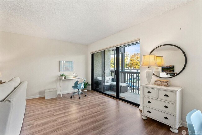 Building Photo - 2550 Thorndyke Ave W