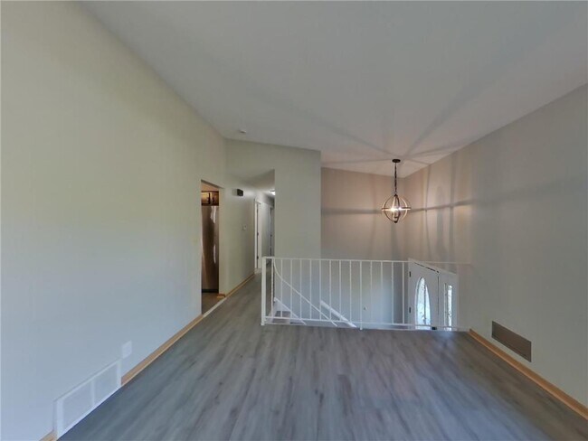 Building Photo - 3409 Brookview Dr