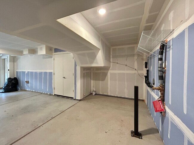 Building Photo - Stunning 2 Bed, 2.5 Bath Craftsman Townhome with Community Amenities!