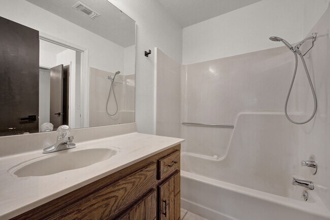 Building Photo - Townhome for Lease!