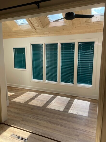 Sunroom w/mini blinds - 7978 Hickory Nut Gap Rd