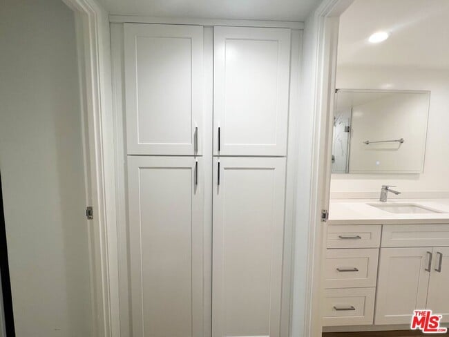 Building Photo - 10390 Wilshire Blvd