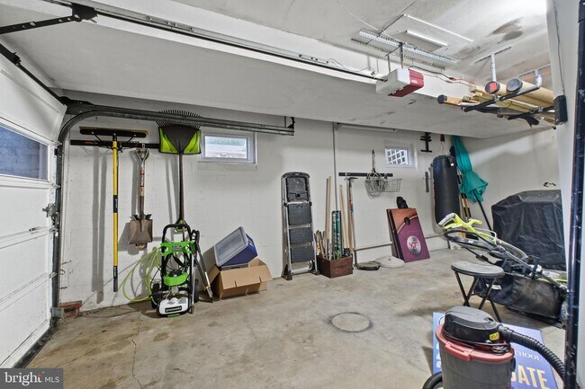 Building Photo - 6251 Lakeview Dr