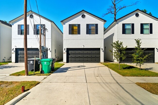 Building Photo - 4615 Ireland St
