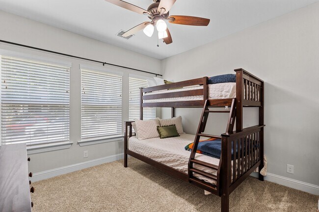 Building Photo - 607 S Alamo St