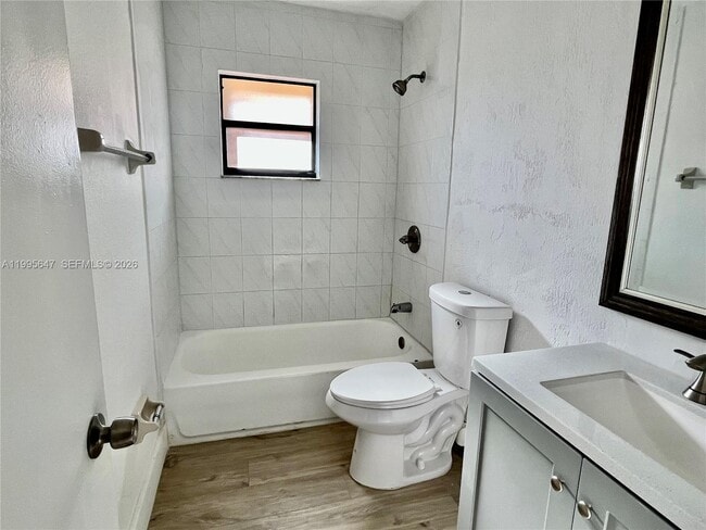 Building Photo - 550 SW 115th Ave