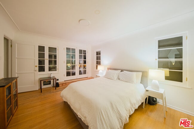 Building Photo - 3015 Beachwood Dr