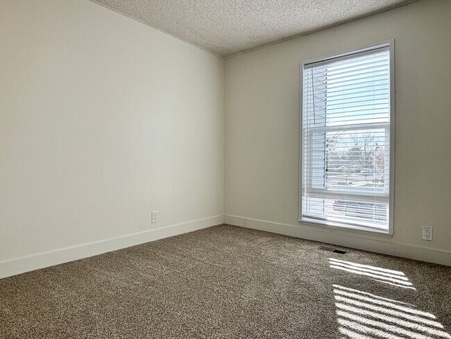 Building Photo - Beautiful Sandy Remodel Near Union Park!