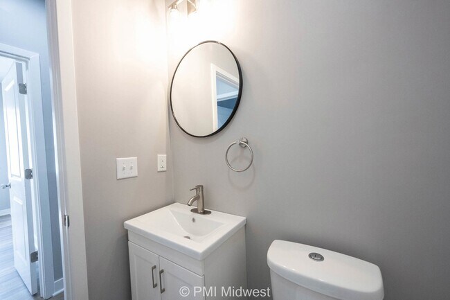 Building Photo - "Spacious 3-Bedroom Duplex with Granite Charm in Indianapolis – 1250 Sq Ft of Modern Living!"