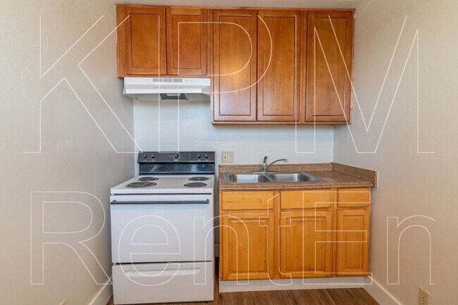 Building Photo - 121 E Lockeford St