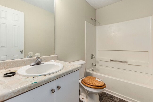 Building Photo - Large 3 Bedroom 2.5 Bath Home